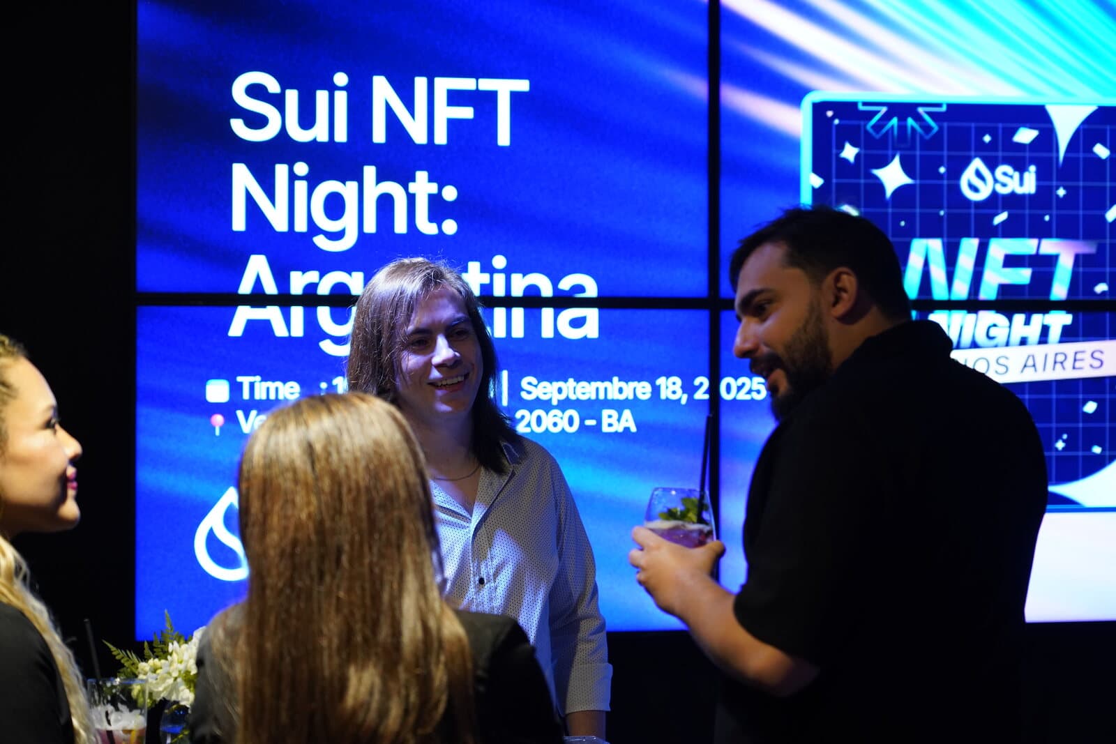 Networking da comunidade na Sui NFT Night em Buenos Aires