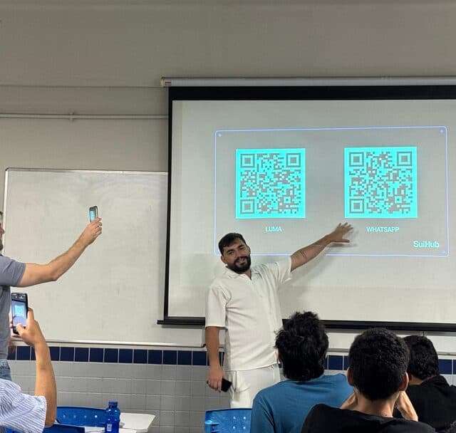 Apresentação do Sui Primeiros Passos para uma sala cheia no Rio de Janeiro