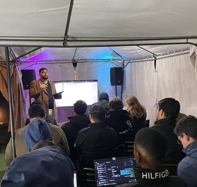 Público acompanhando a palestra do Sui Primeiros Passos em São Paulo